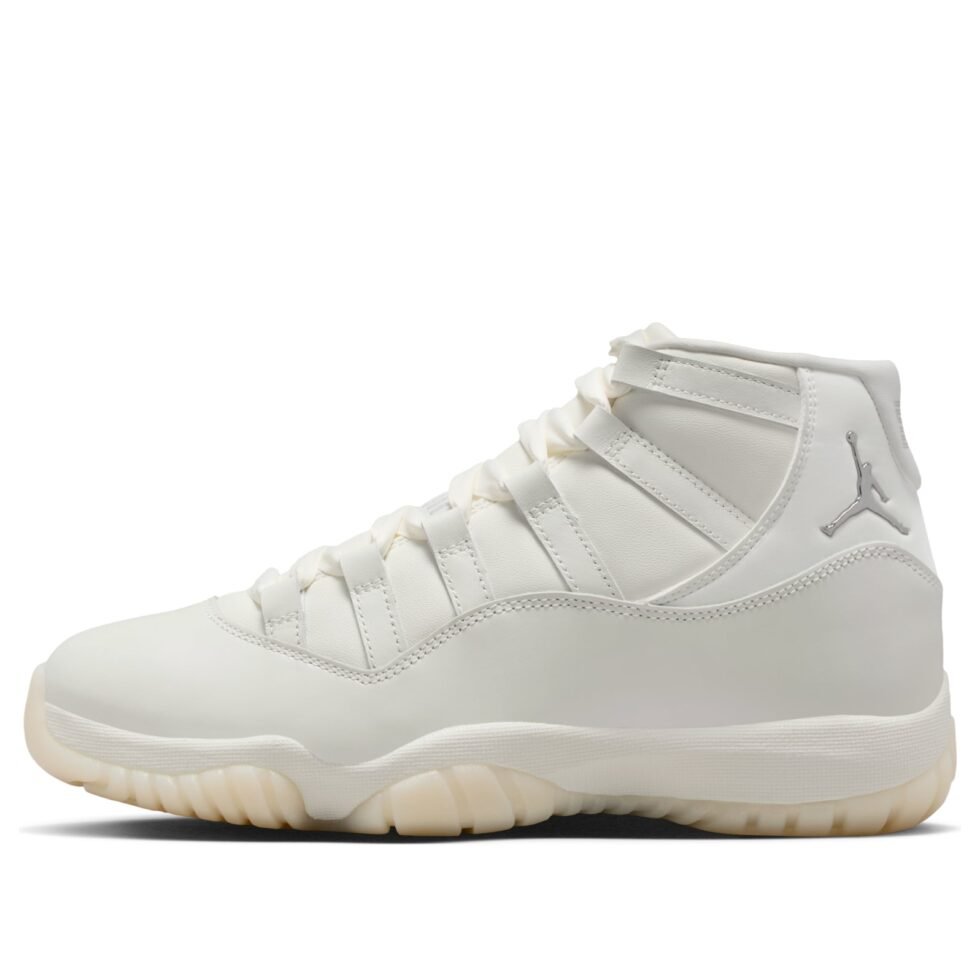 (WMNS) Air Jordan 11 Retro 'Pearl' AR0715-110