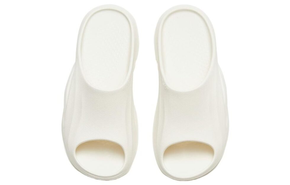 (WMNS) ANTA Fluffy Slippers 'White' 922326993-3 - Image 3